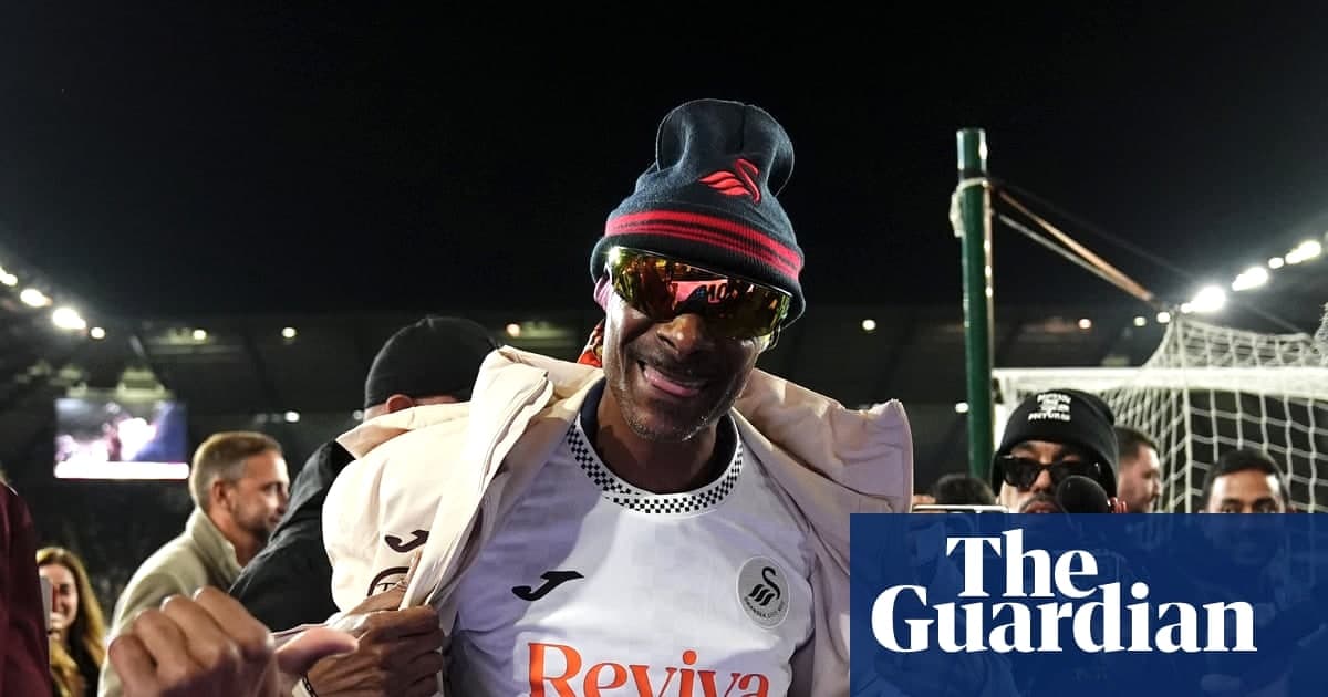 Snoop Dogg 首访斯旺西获护卫队致敬，普雷斯顿1-1战平
